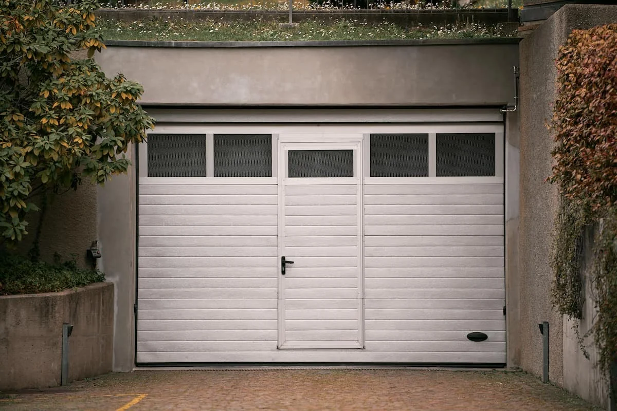 Les portails de garage avec porte peuvent-ils être motorisés ? Voici ce qu'il faut savoir